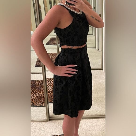 FRANCESCAS cocktail dress with flower detail. Size medium - Picture 4 of 11